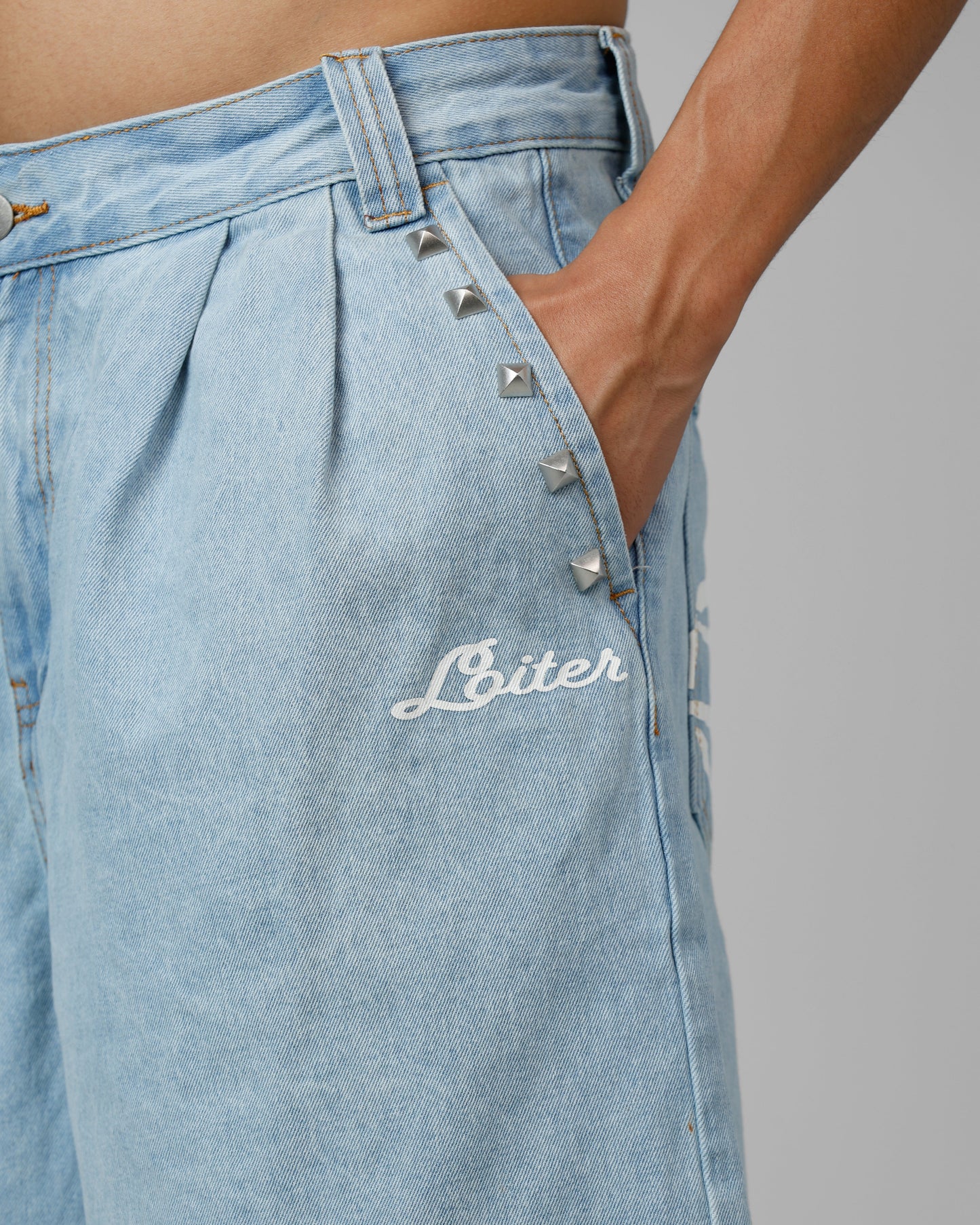 Loiter 3 Quarter Shorts Light Wash