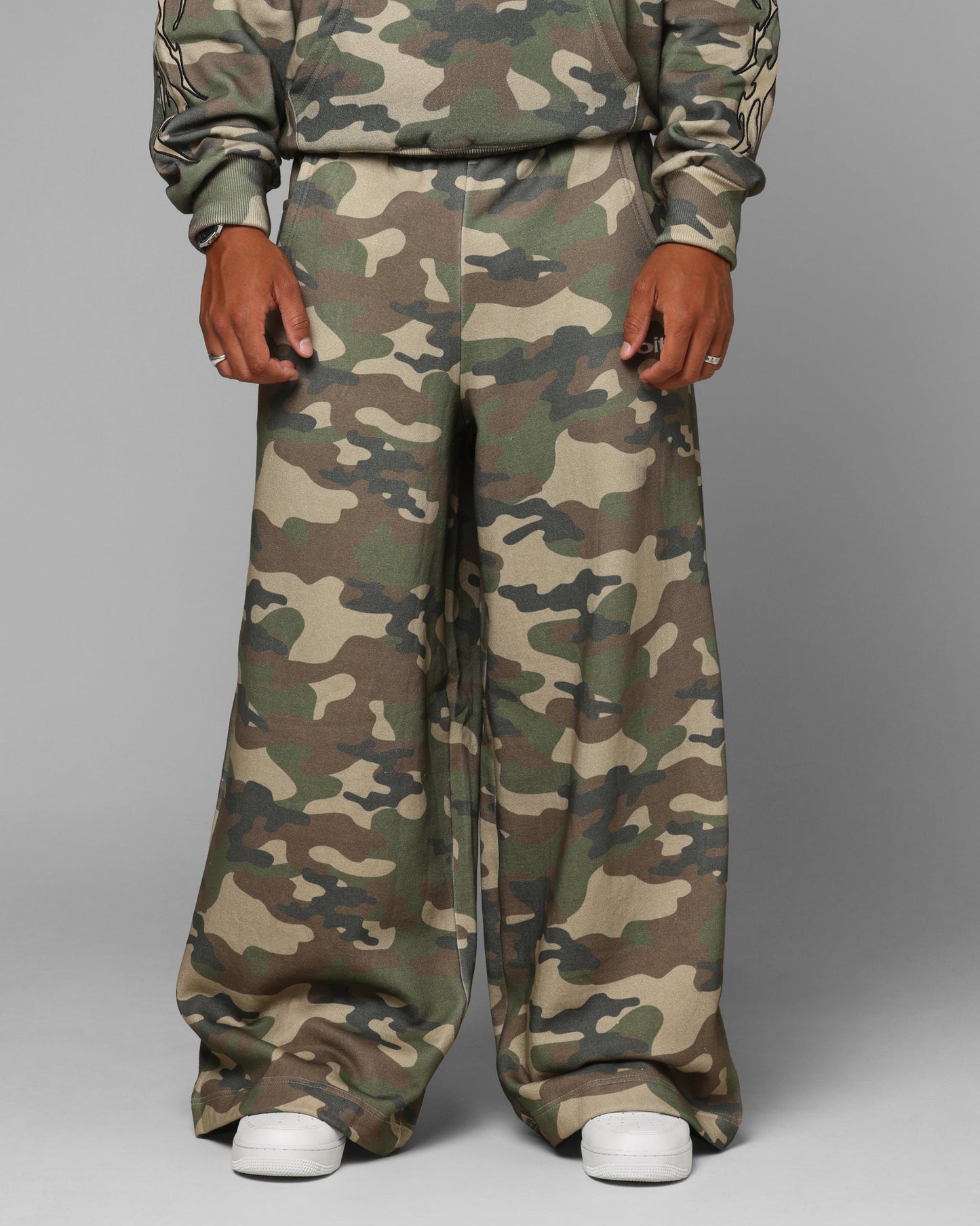 Loiter Ultra Hybrid Sweatpants Camo